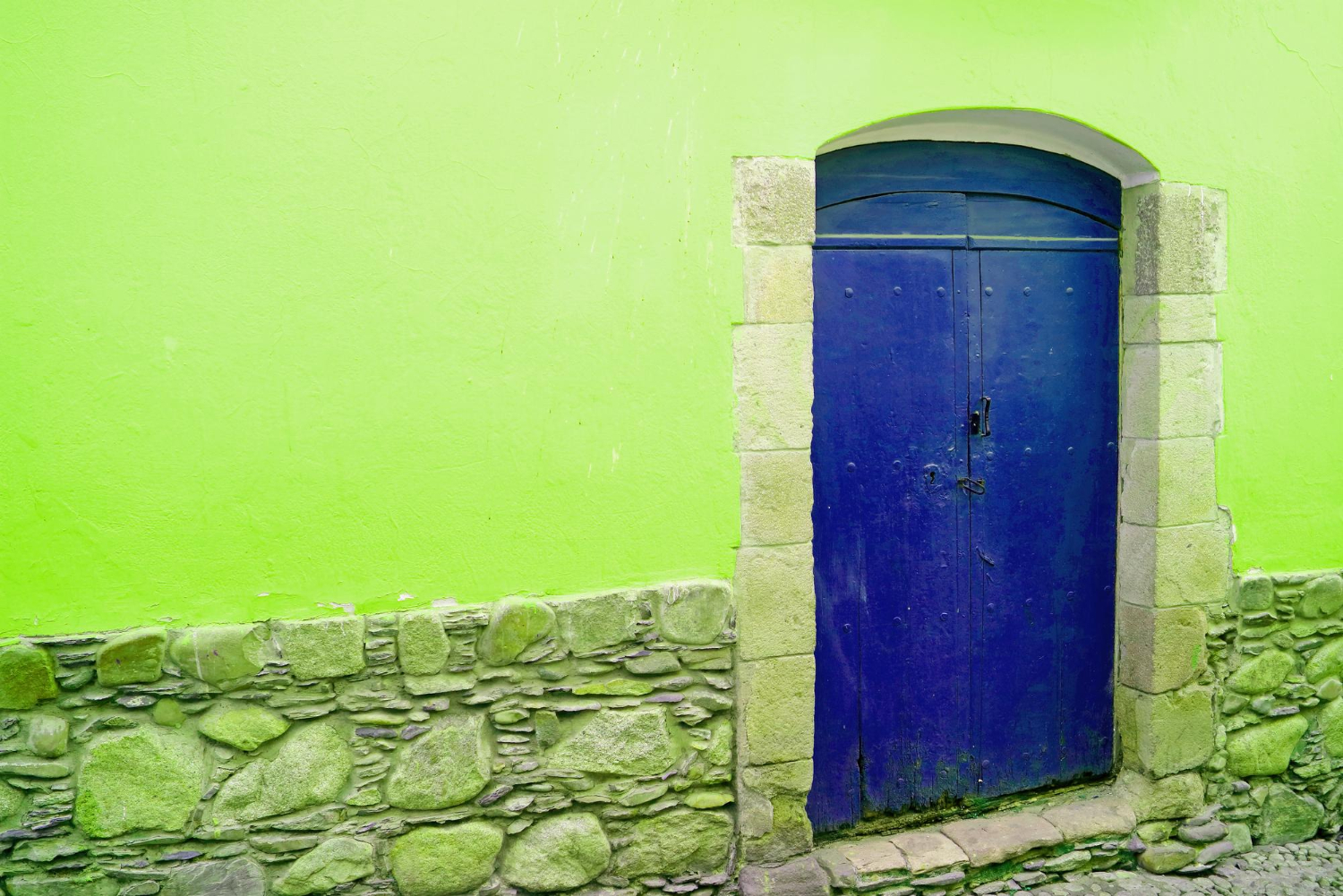 Cat tembok warna hijau pupus dapat memukau dengan kombinasi yang tepat.