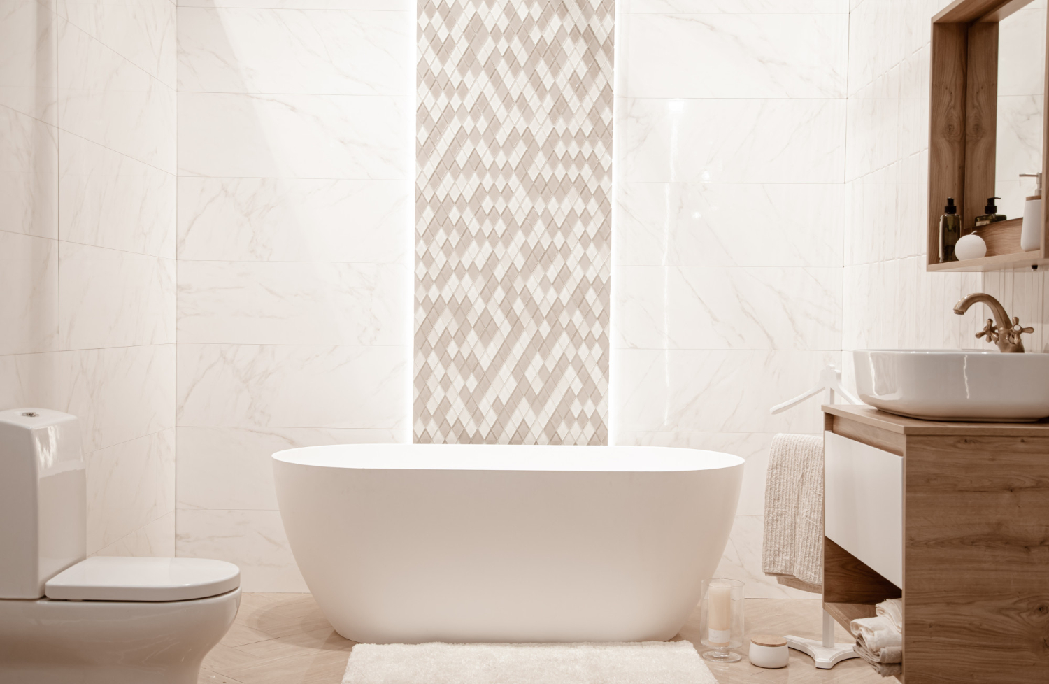 Manfaatkan interior yang simpel dan fungsional untuk kamar mandi minimalis.