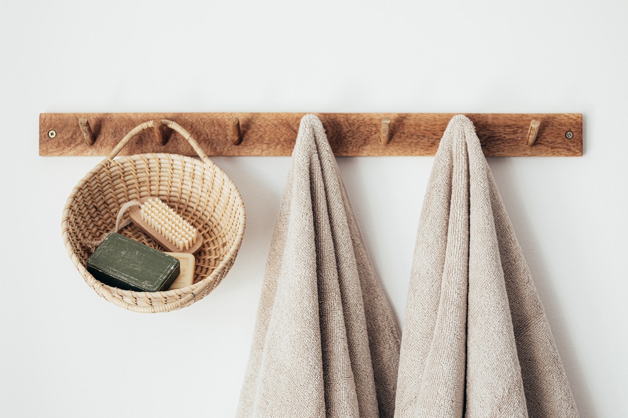 Aksesori simpel dari kayu menjadikan kamar mandi terasa hangat.