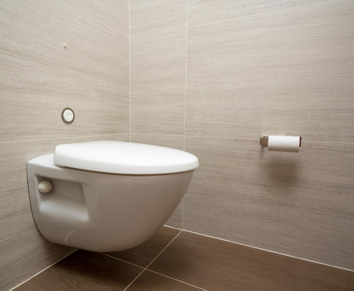 Optimalkan penggunaan area kamar mandi dengan toilet gantung.