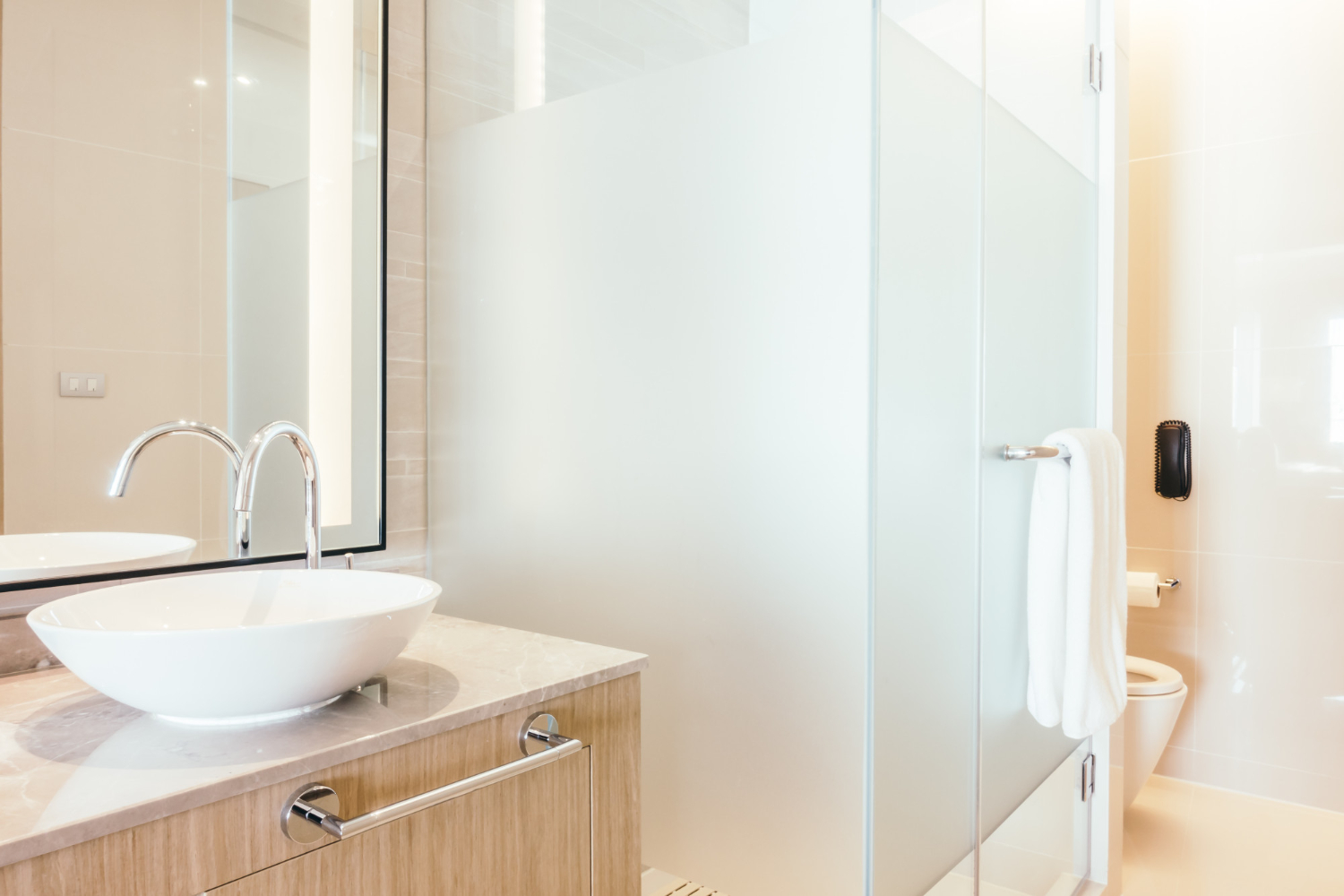 Tantangan dalam pembuatan kamar mandi minimalis ialah mengoptimalkan ukuran terbatas supaya tetap fungsional dan estetik.