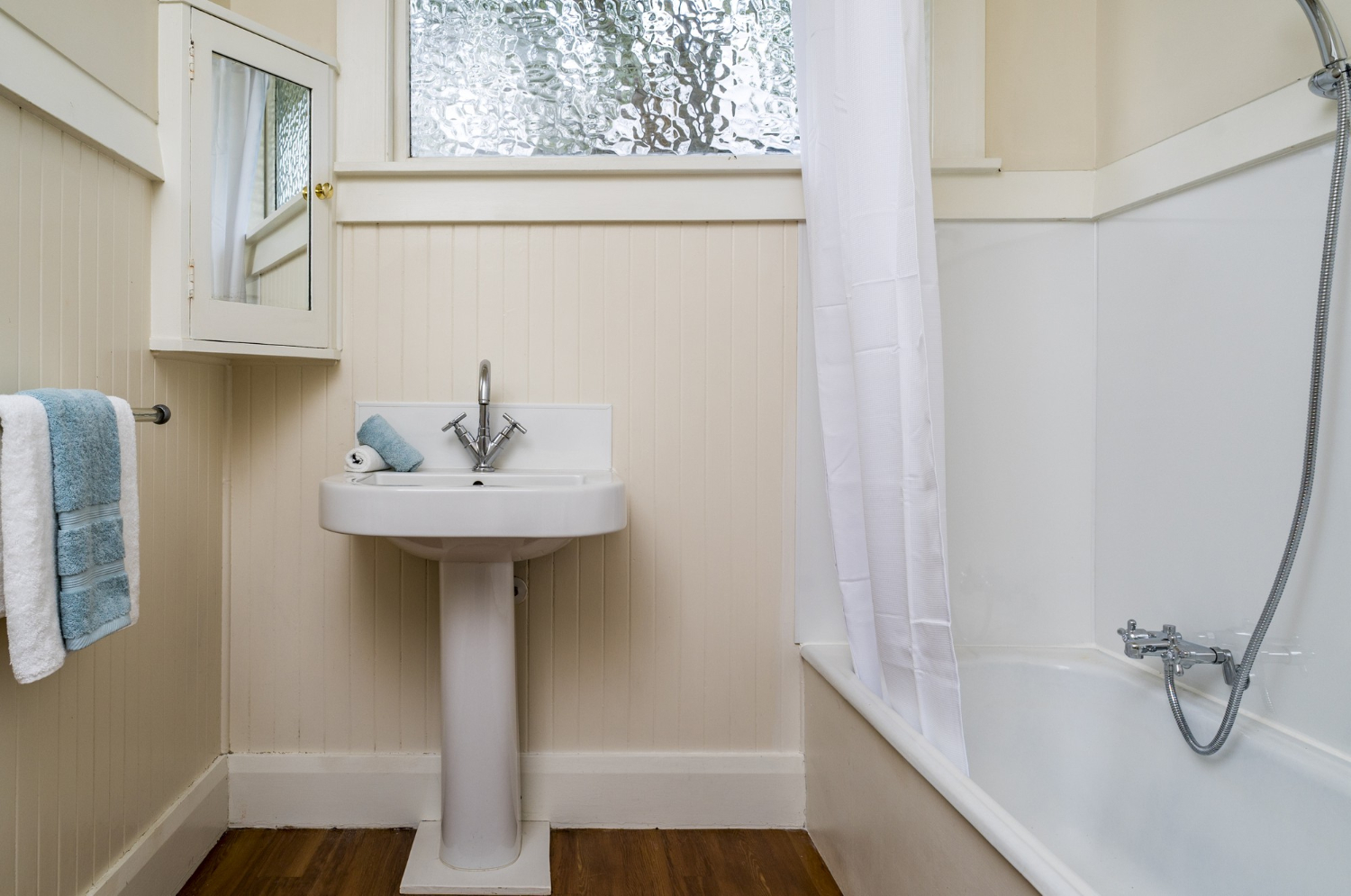 Manfaatkan detail kecil untuk mempercantik desain kamar mandi sederhana.