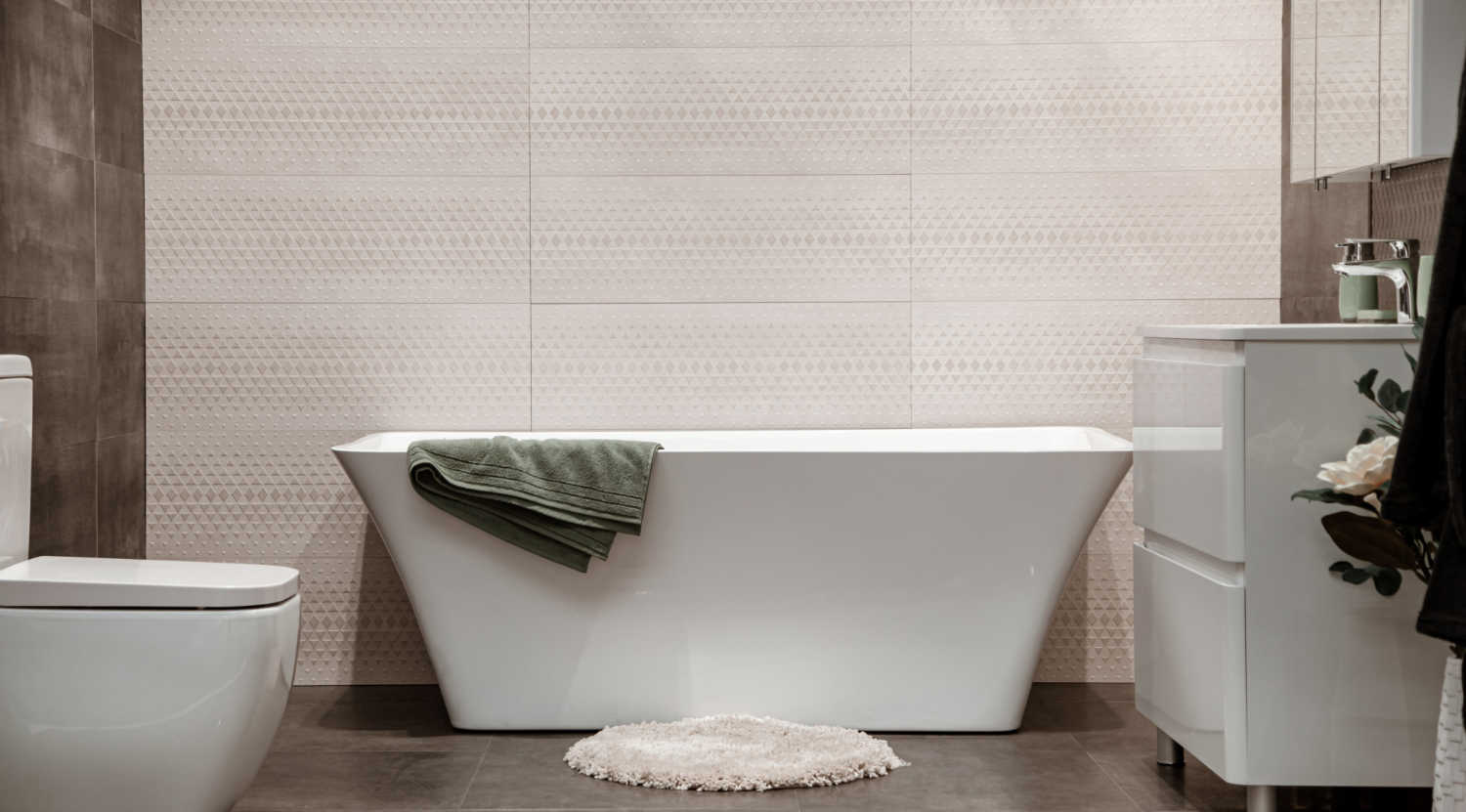 Dalam batasan area tertentu, kamar mandi tetap bisa didesain optimal agar tampak apik.