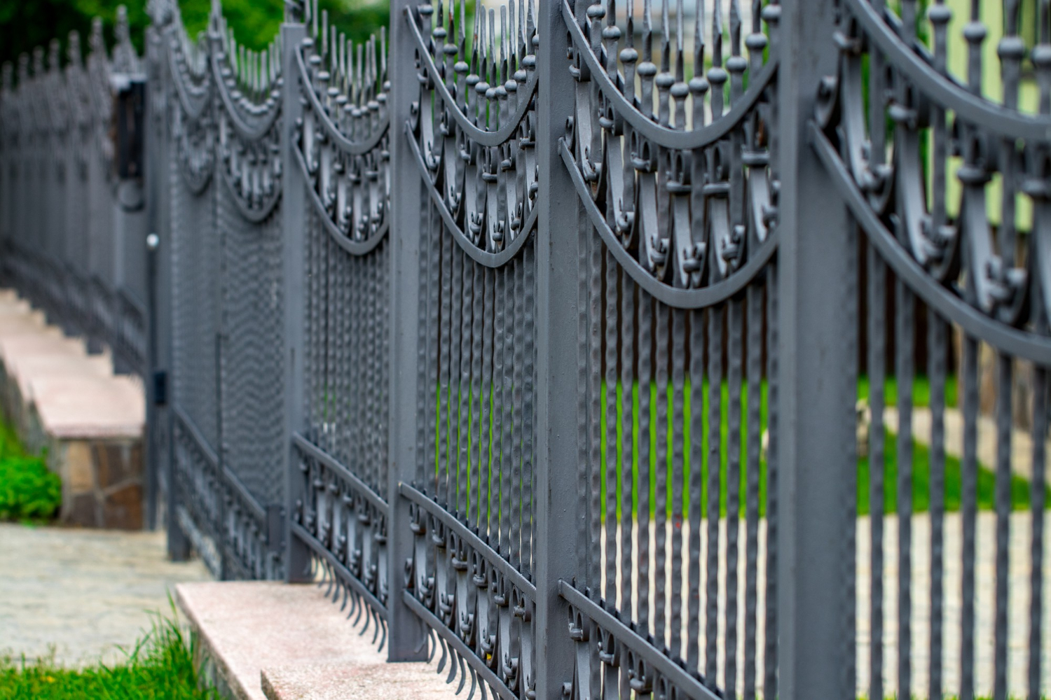 Desain pagar rumah sederhana tapi cantik dengan rangka logam besi akan memberi kesan klasik dan minimalis.