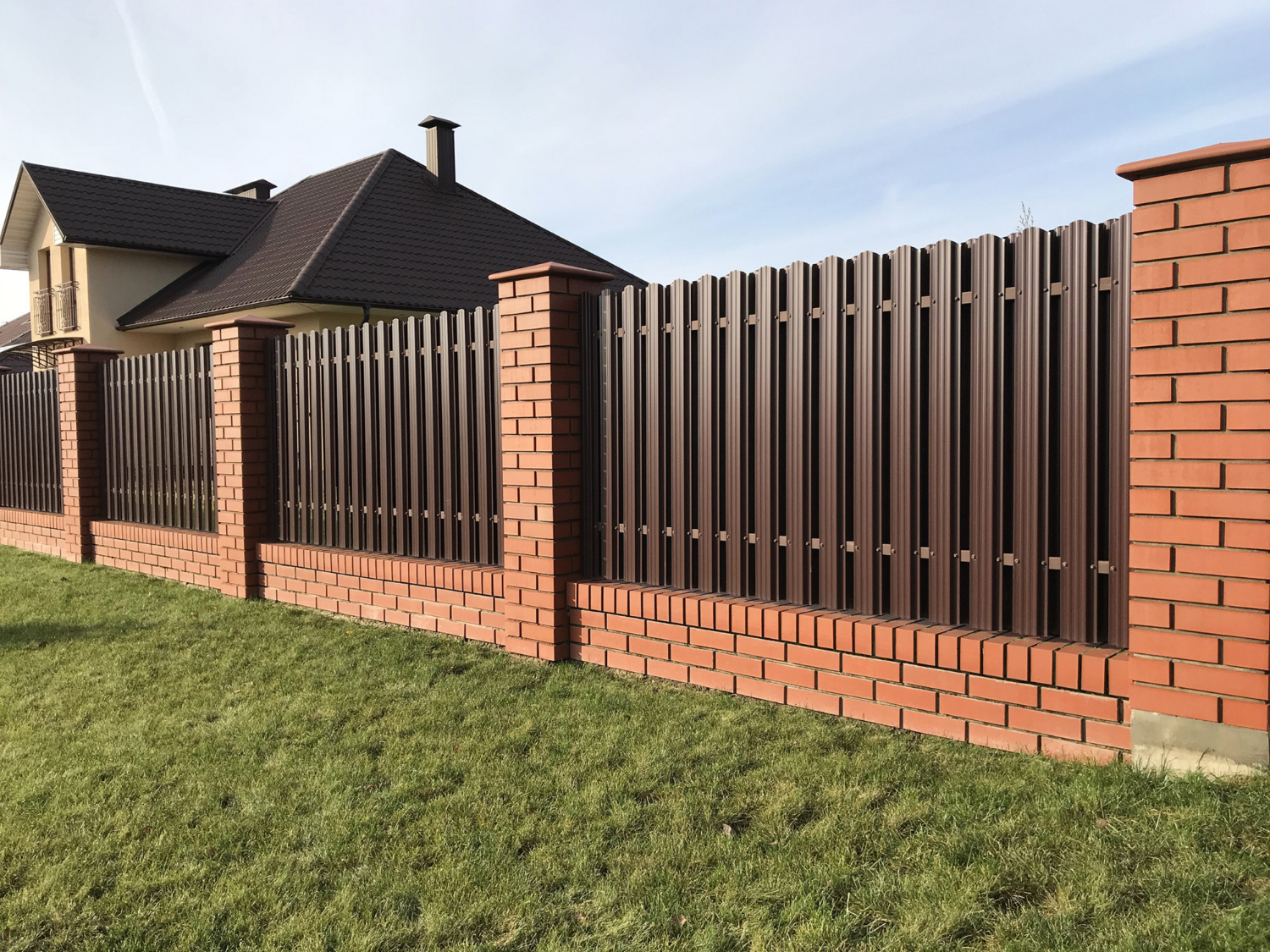 Kombinasi desain pagar rumah dari besi dan bata membuat hunian terkesan lebih hangat.