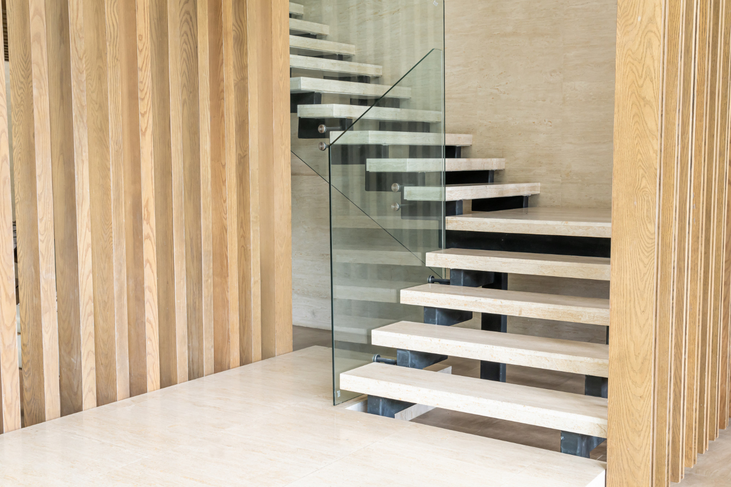 Pertimbangkan material sebelum memadukan dengan bahan baku tangga agar menghasilkan kesan elegan yang lebih maksimal.