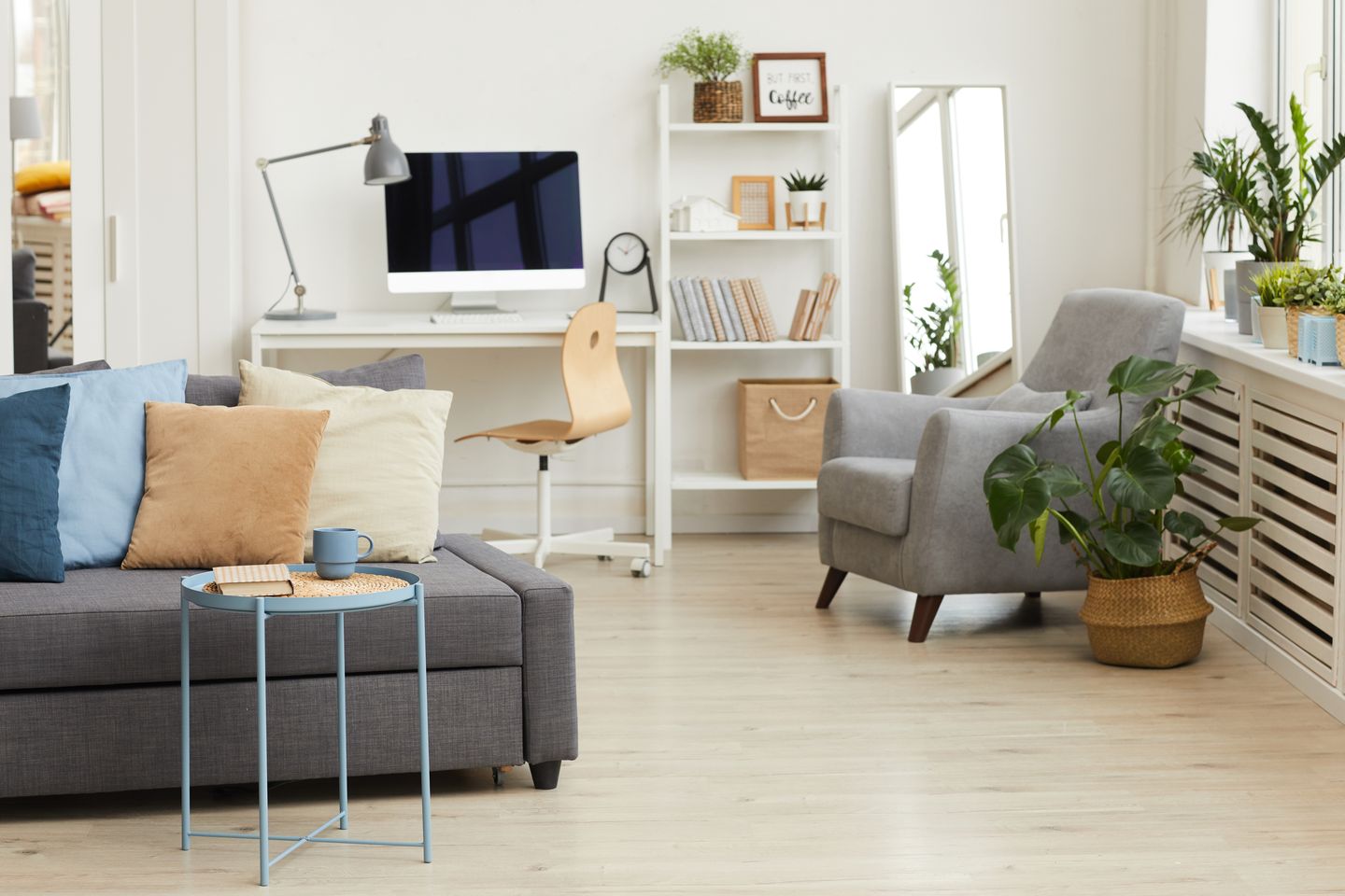 Cat dinding berwarna putih bisa kamu gunakan untuk ruang kerja jika kamu ingin menciptakan ruangan yang minim distraksi.