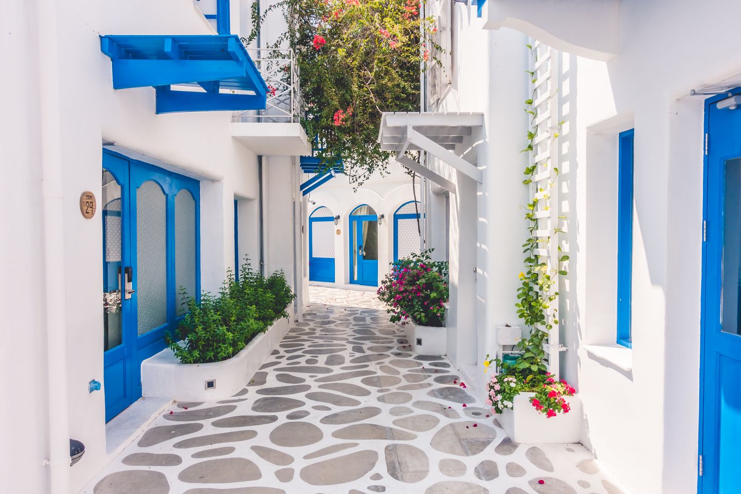 Dapatkan suasana liburan setiap hari dengan cat tembok luar rumah berwarna biru dan putih.
