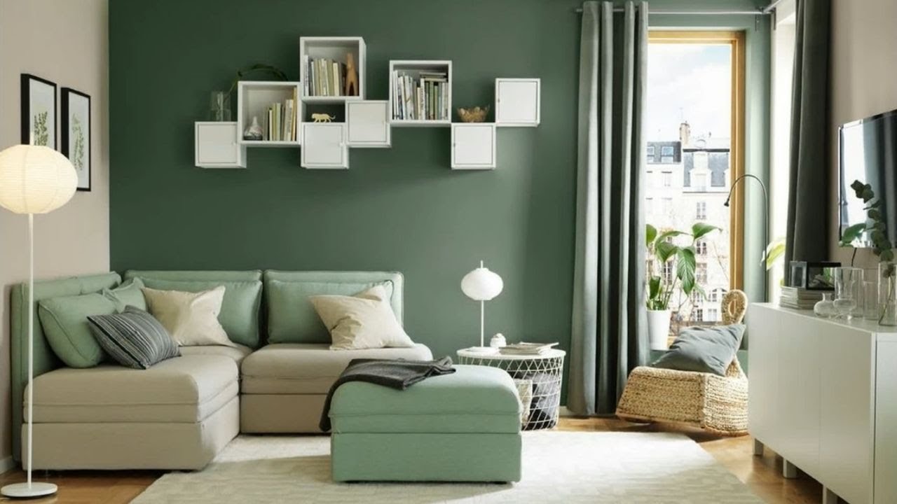 Kombinasi cat tembok 2 warna hijau sage cocok digunakan pada ruang tamu sempit.