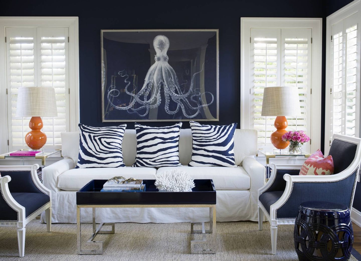 Pengaplikasian kombinasi cat tembok 2 warna navy blue dan putih membuat ruang tamu menjadi fresh dan natural.