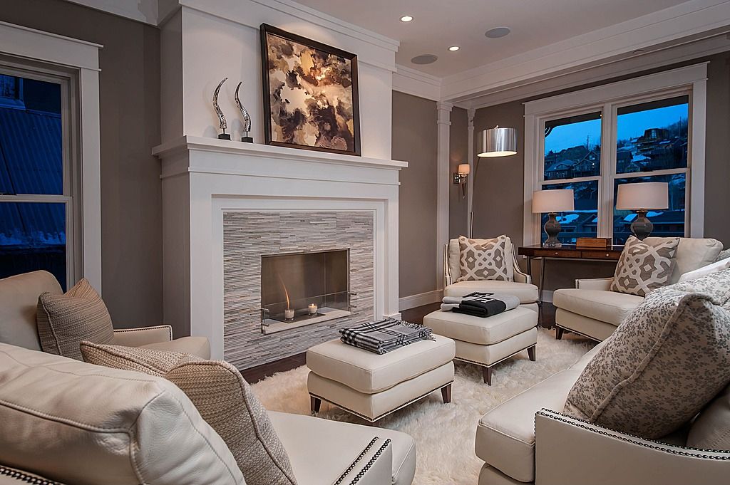 Kombinasi cat tembok 2 warna mocca dan putih memberikan suasana nyaman pada ruang keluarga.