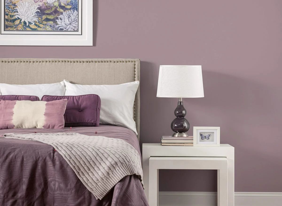 Warna cat kamar tidur yang menenangkan ungu dapat memancarkan aura positif.