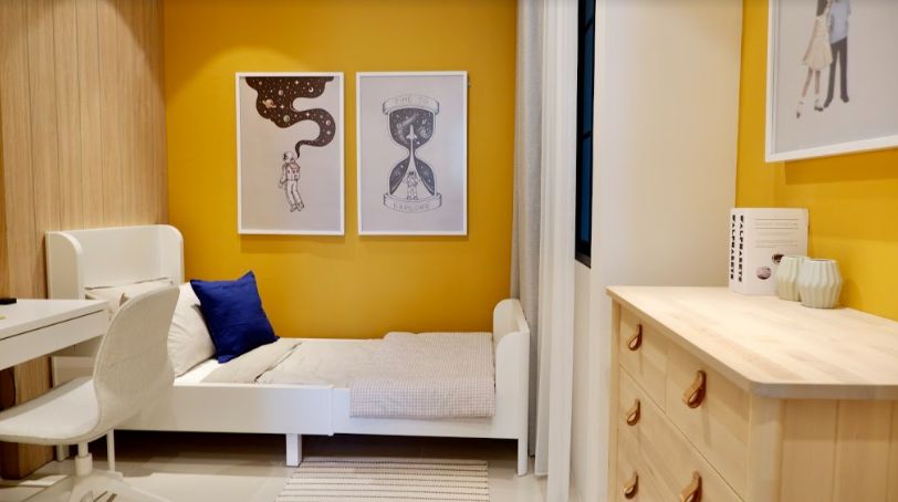 Warna kuning, selain merupakan warna cat kamar tidur yang menenangkan, juga dapat membuat ruangan terlihat lebih luas.