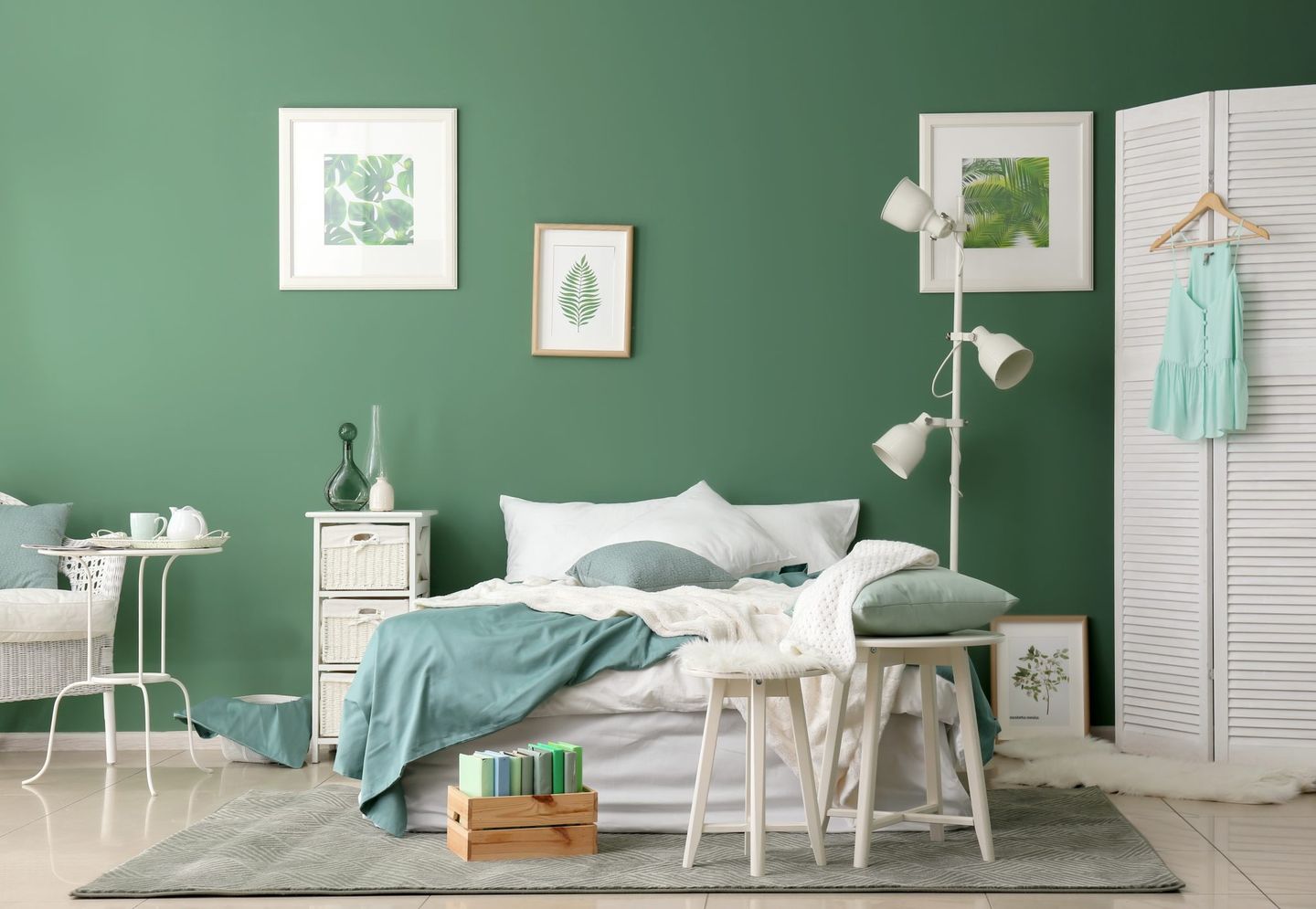 Warna cat kamar tidur yang menenangkan hijau membuat sejuk dan asri pada ruangan.