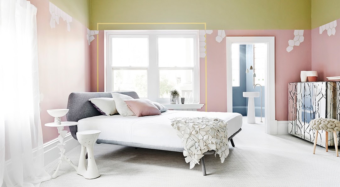 Warna cat kamar tidur yang menenangkan pastel membuat suasana ruangan lebih hidup.