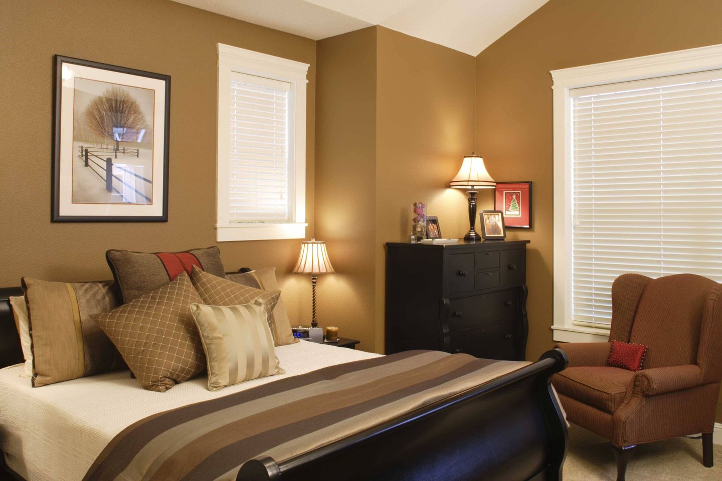 Warna cat kamar tidur yang menenangkan cokelat memberikan efek tefas dan dramatis pada ruangan.