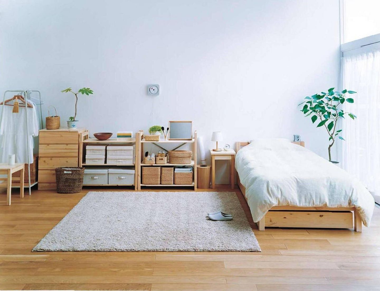 Pertimbangkan kombinasi warna putih dan warna kayu natural untuk kamar tidur dengan luas yang tidak terlalu lebar.