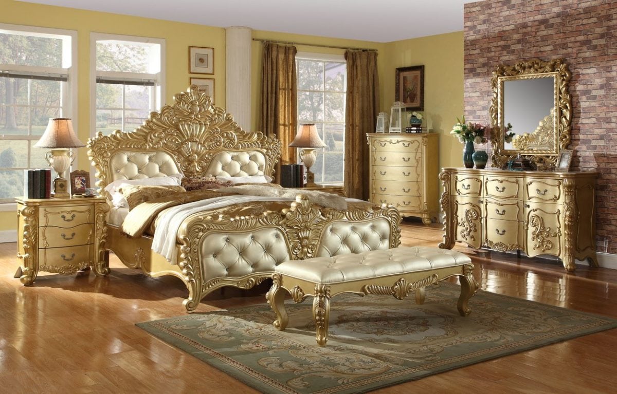 Desain kamar tidur mewah bernuansa gold akan membuatmu menjadi seperti sultan.
