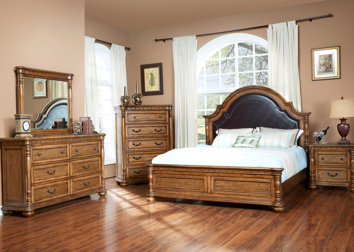 Kamar tidur material kayu memberikan kesan mewah pada ruangan.