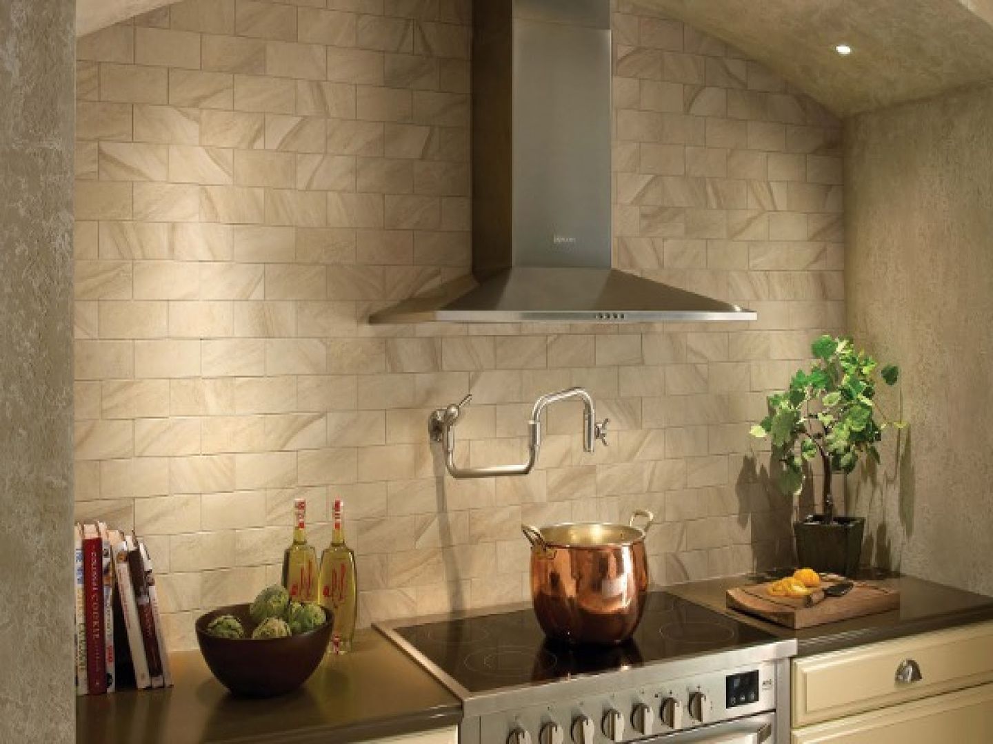 Keramik motif batu alam membuat ruang dapur terasa lebih adem.