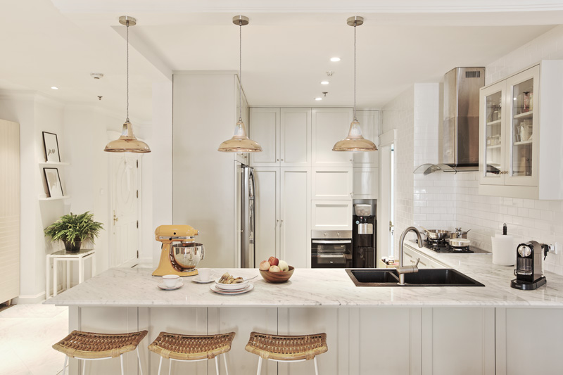 Model kitchen set minimalis mewah warna putih menumbuhkan kesan dapur tampak luas dan modern.