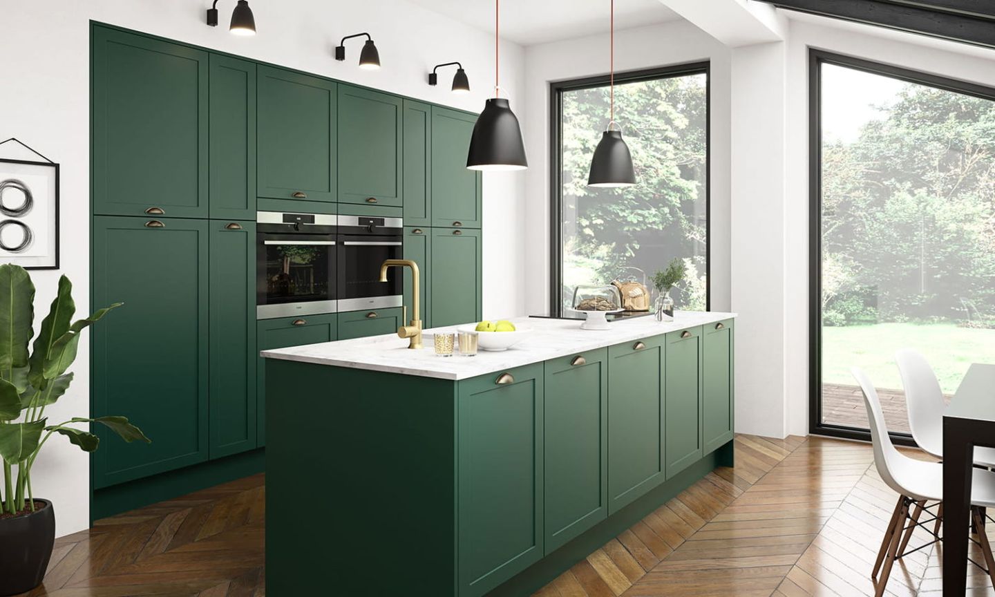 Penggunaan warna hijau pada kitchen set memberi kesan mewah dan aesthetic.