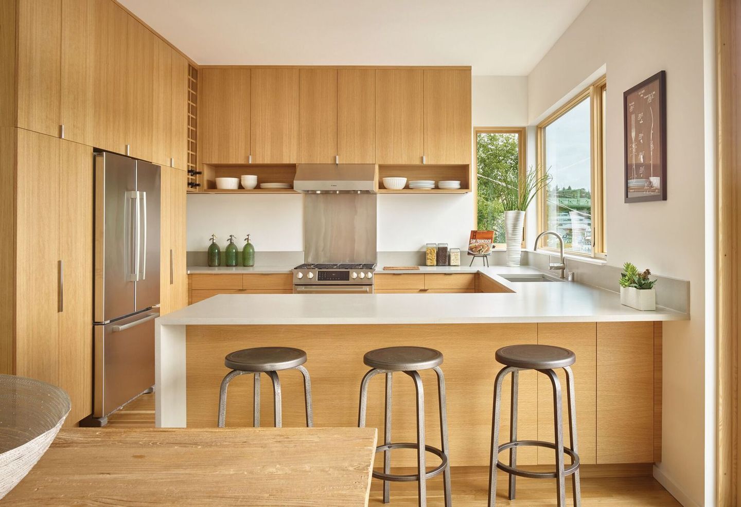 Model kitchen set Skandinavian identik menggunakan material kayu berwarna muda sebagai material utamanya.