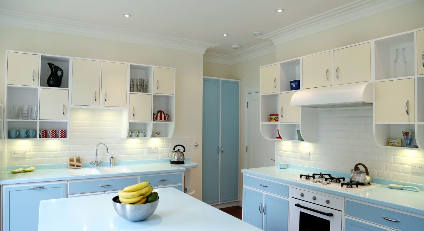 Model kitchen set minimalis mewah warna soft memberikan efek tenang dan nyaman pada ruangan.