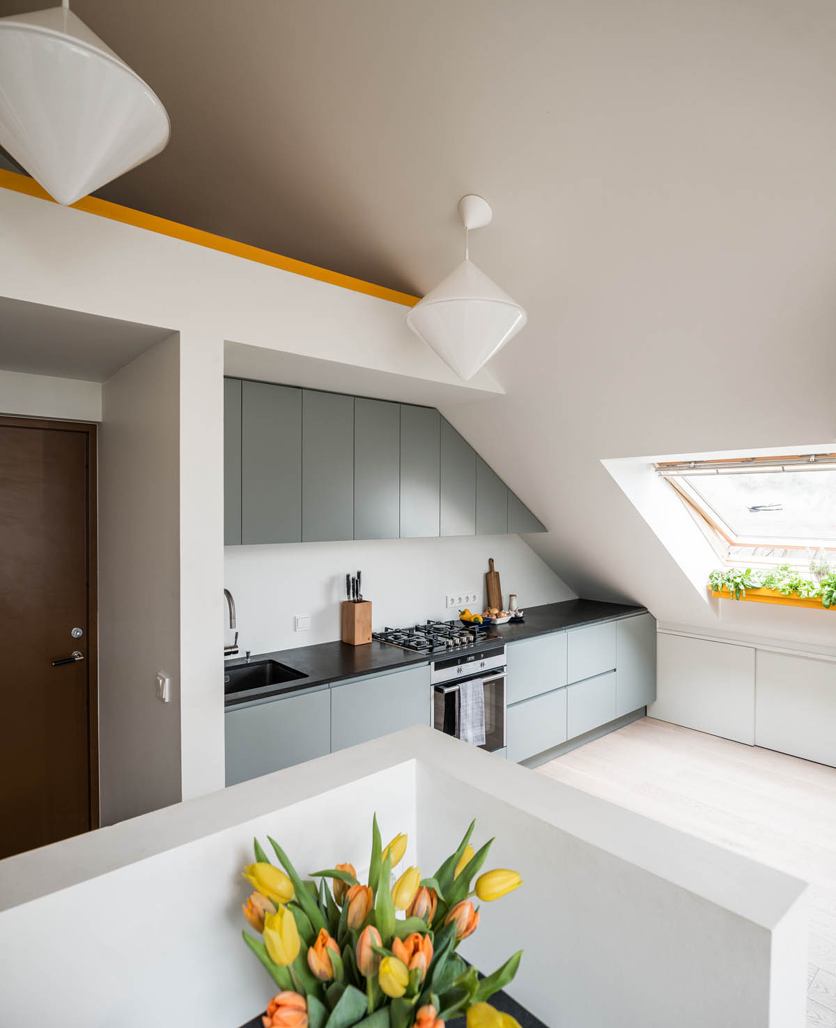 Area kolong tangga atau ceiling juga bisa dimanfaatkan untuk dapur lho!