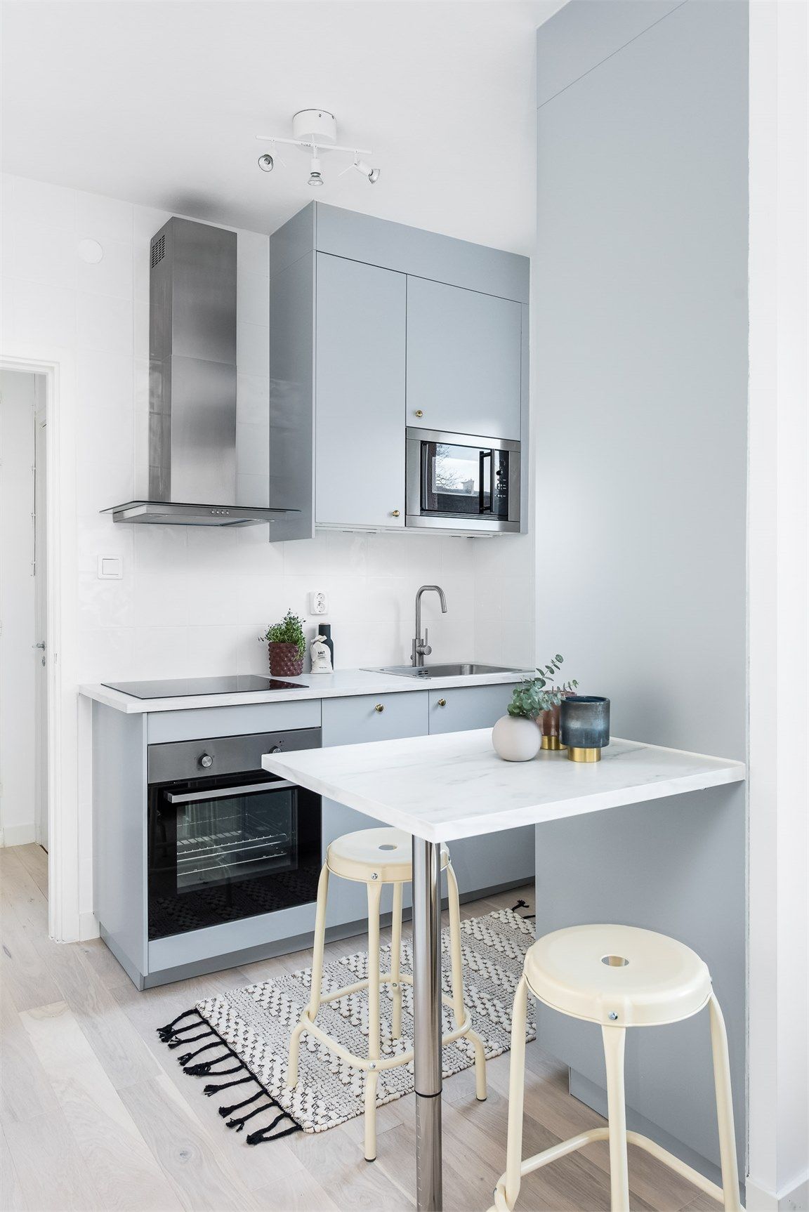 Dapur berbentuk U dapat menjadi opsi solusi saat menata dapur kecil.