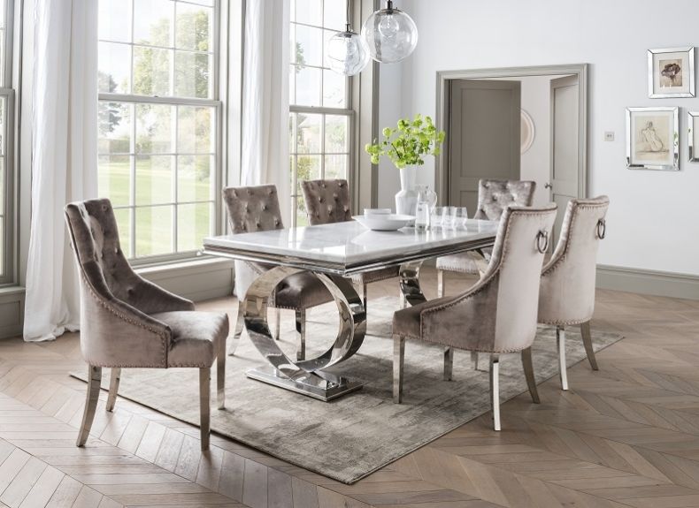 Model meja makan dari marble memberi kesan modern dan luxury.