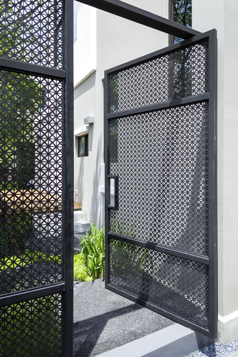 Batasi privasi di rumah dengan menggunakan model pagar jaring-jaring.