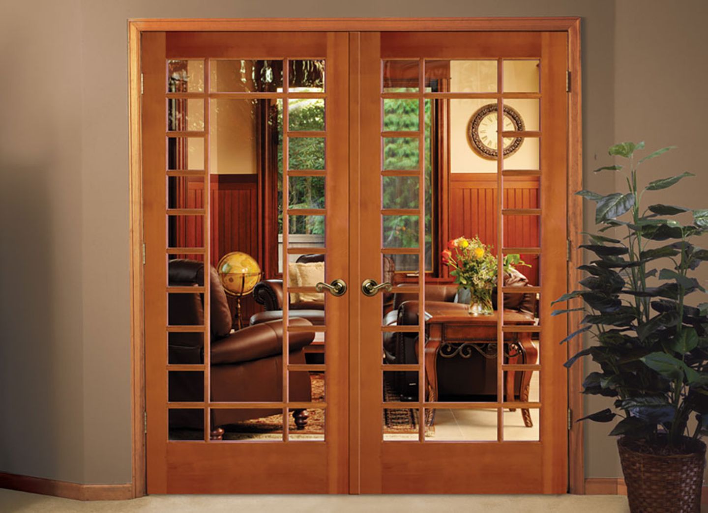 Model pintu kayu dengan kaca memiliki nuansa minimalis dan elegan.