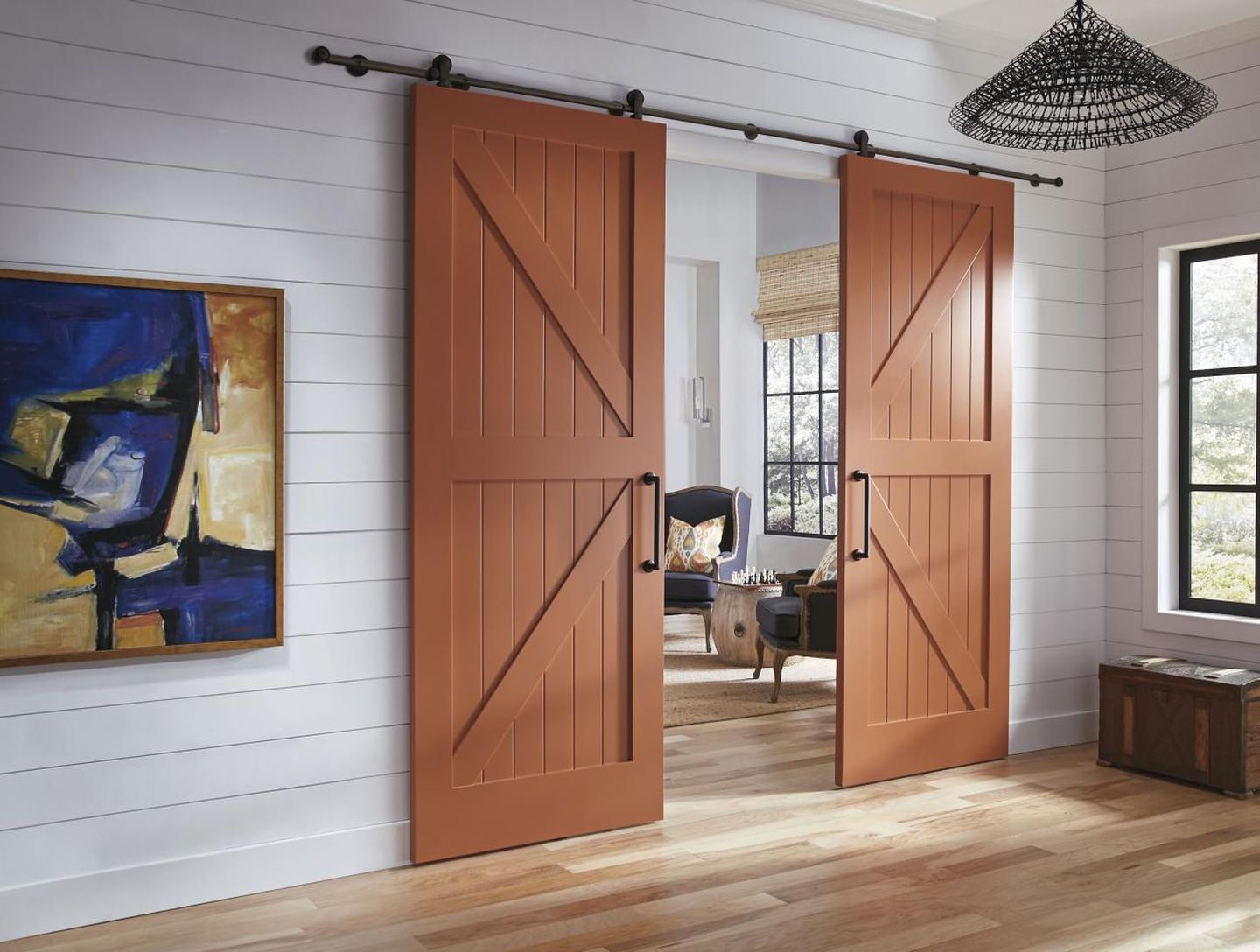 Model pintu minimalis dari kayu sliding membuat penggunaan ruang lebih efisien.