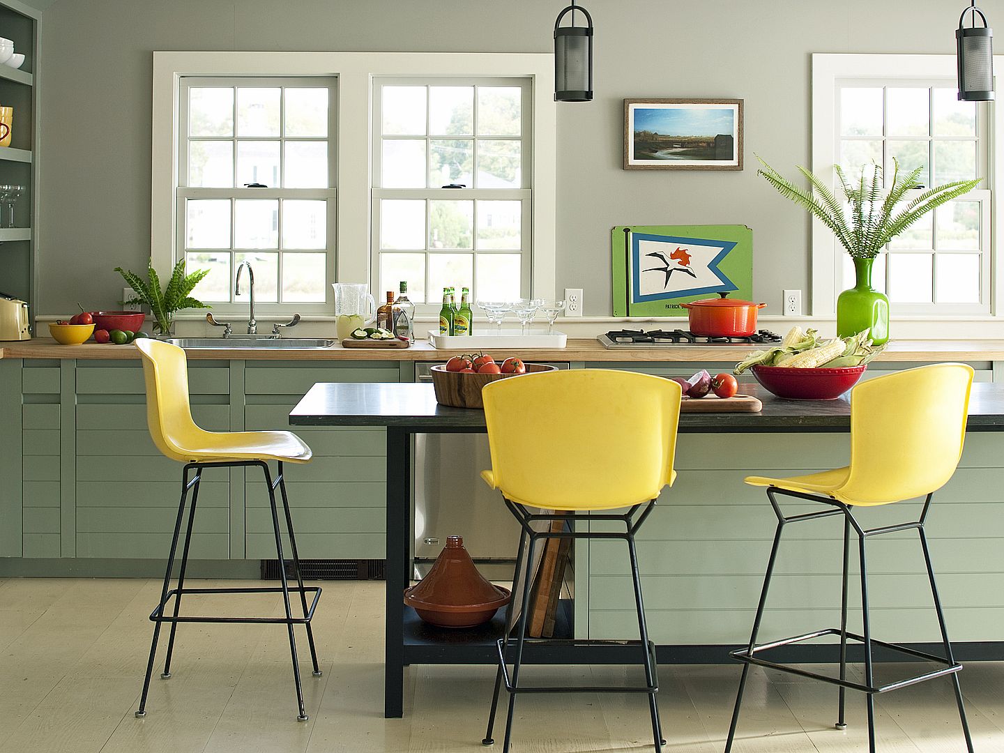 Dapur akan terlihat fresh dan menarik dengan kombinasi warna hijau sage dan kuning.