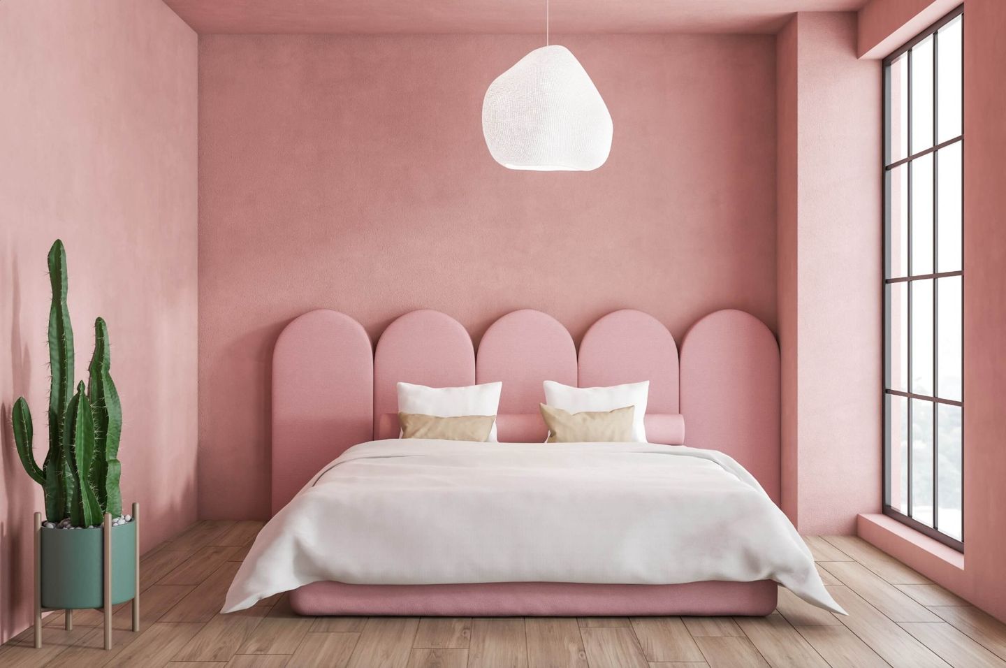 Kamar tidur akan terkesan sejuk dan menenangkan ketika menggunakan warna pink blush.