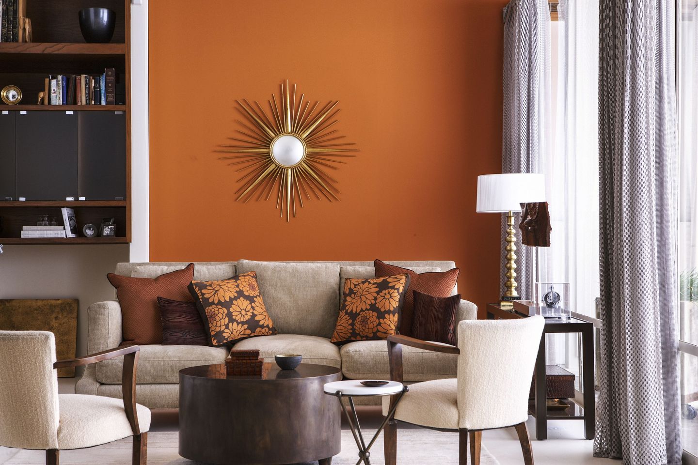 Warna cat rumah orange memberikan kesan modern dan fresh.