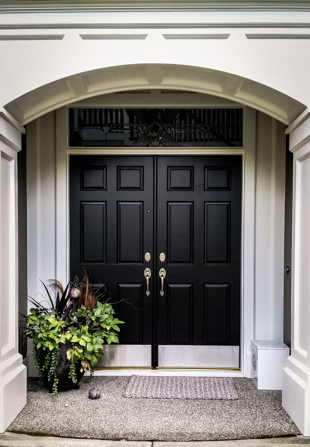 Konsep monokrom sangat mudah dipadukan dengan berbagai warna pada pintu.