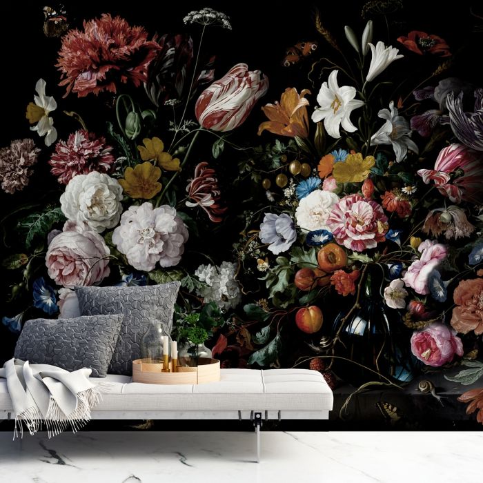 Memasang wallpaper motif bunga tak selalu terasa sangat meriah bila kamu memilih latar warna yang tepat.