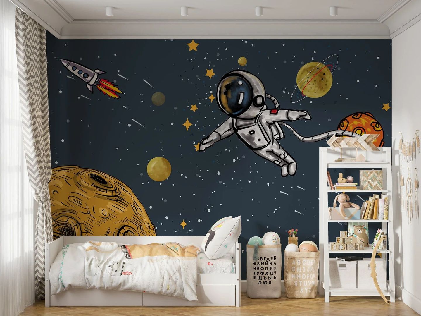 Salah satu motif wallpaper yang bisa digunakan pada dinding kamar anak laki-laki adalah motif astronot.