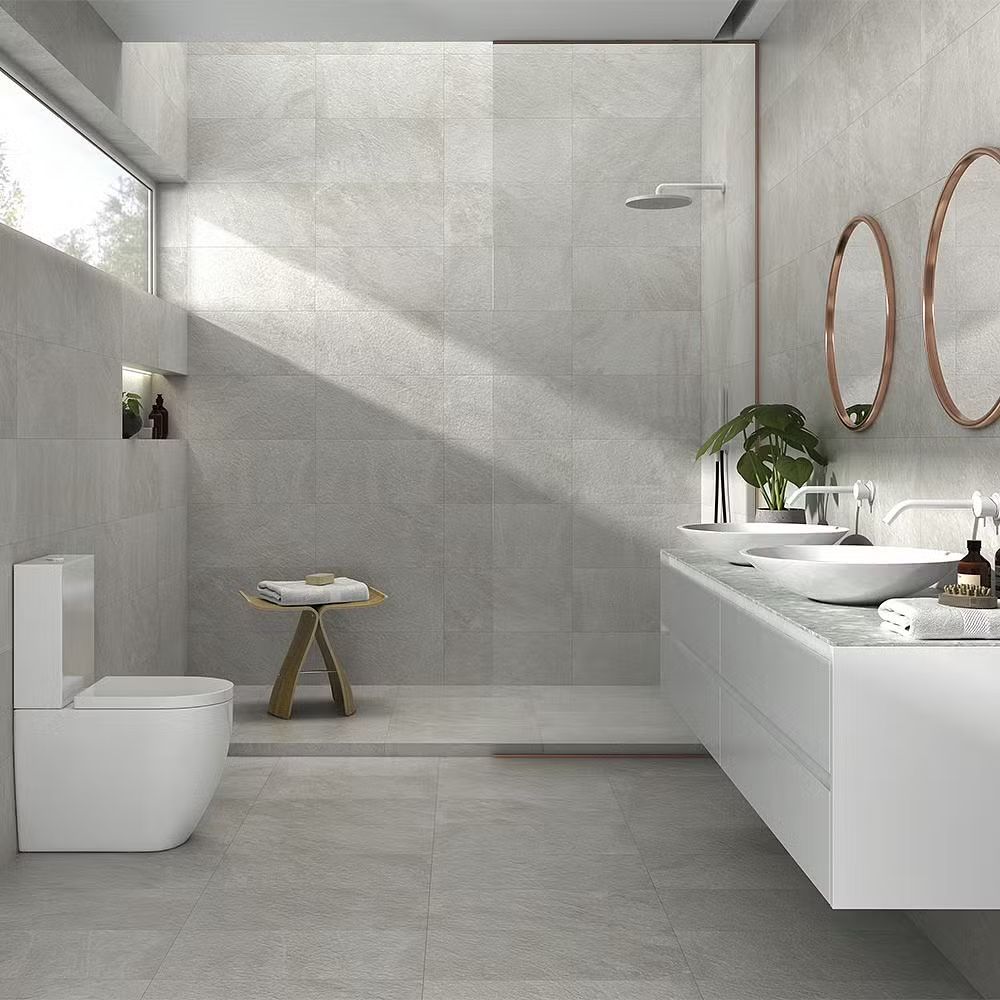 Keramik motif batu tulis dapat kamu aplikasikan di kamar mandi minimalis modern.