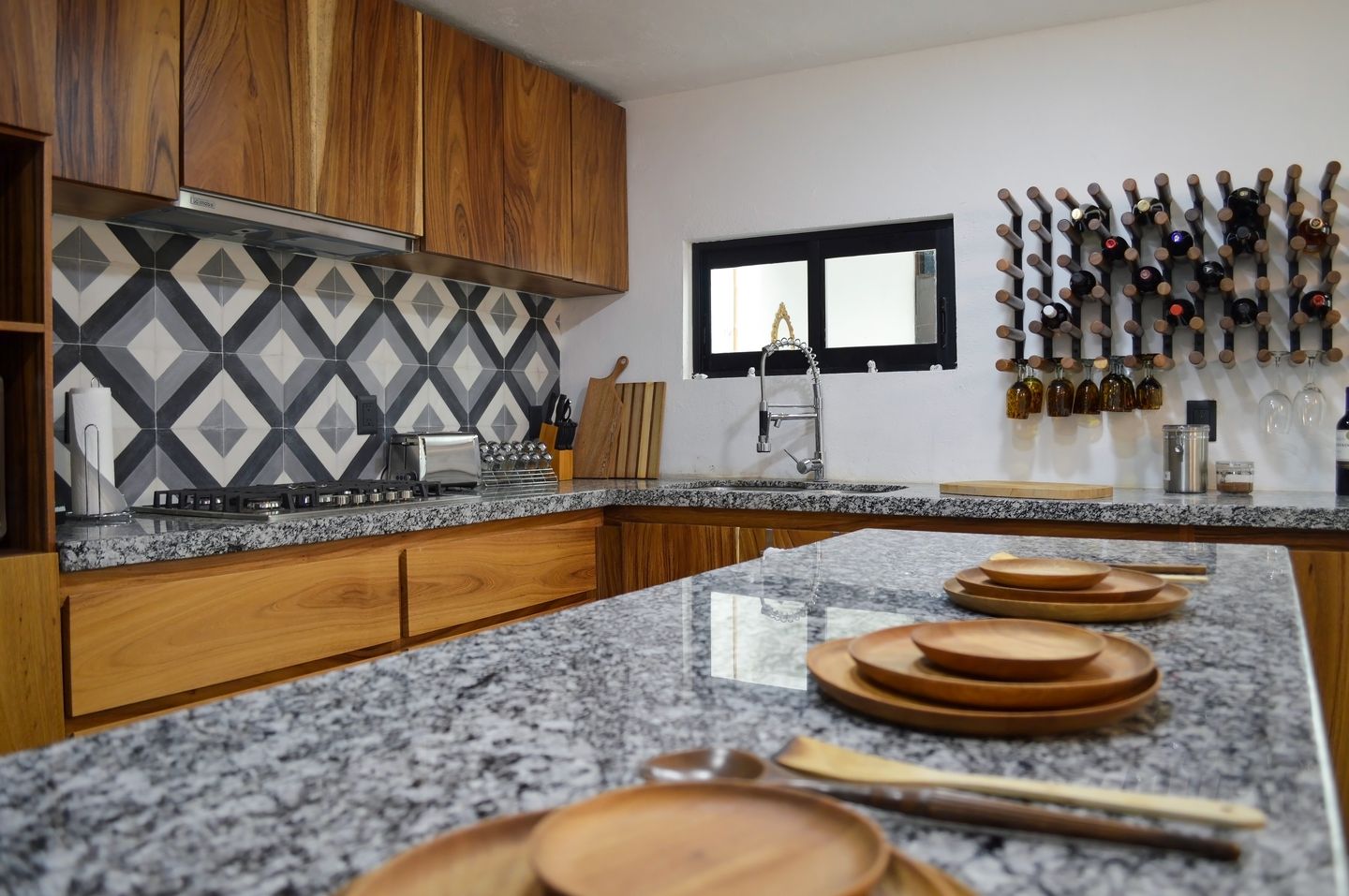 Countertop granit bisa jadi alternatif untuk memberi tampilan dapur yang mewah.
