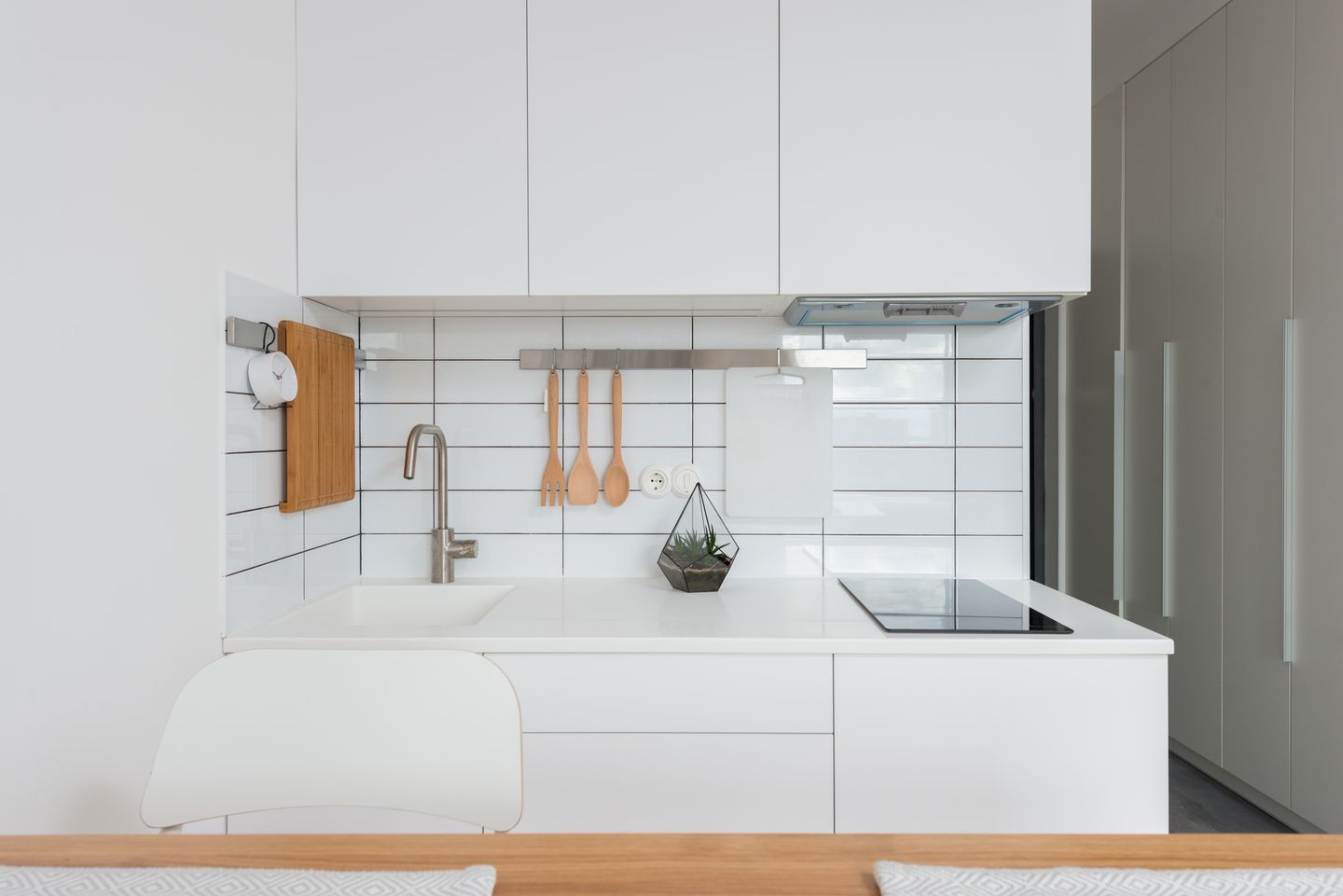 Memilih dominasi warna putih pada dapur kecil membuat tampilan dapur menjadi lebih luas.
