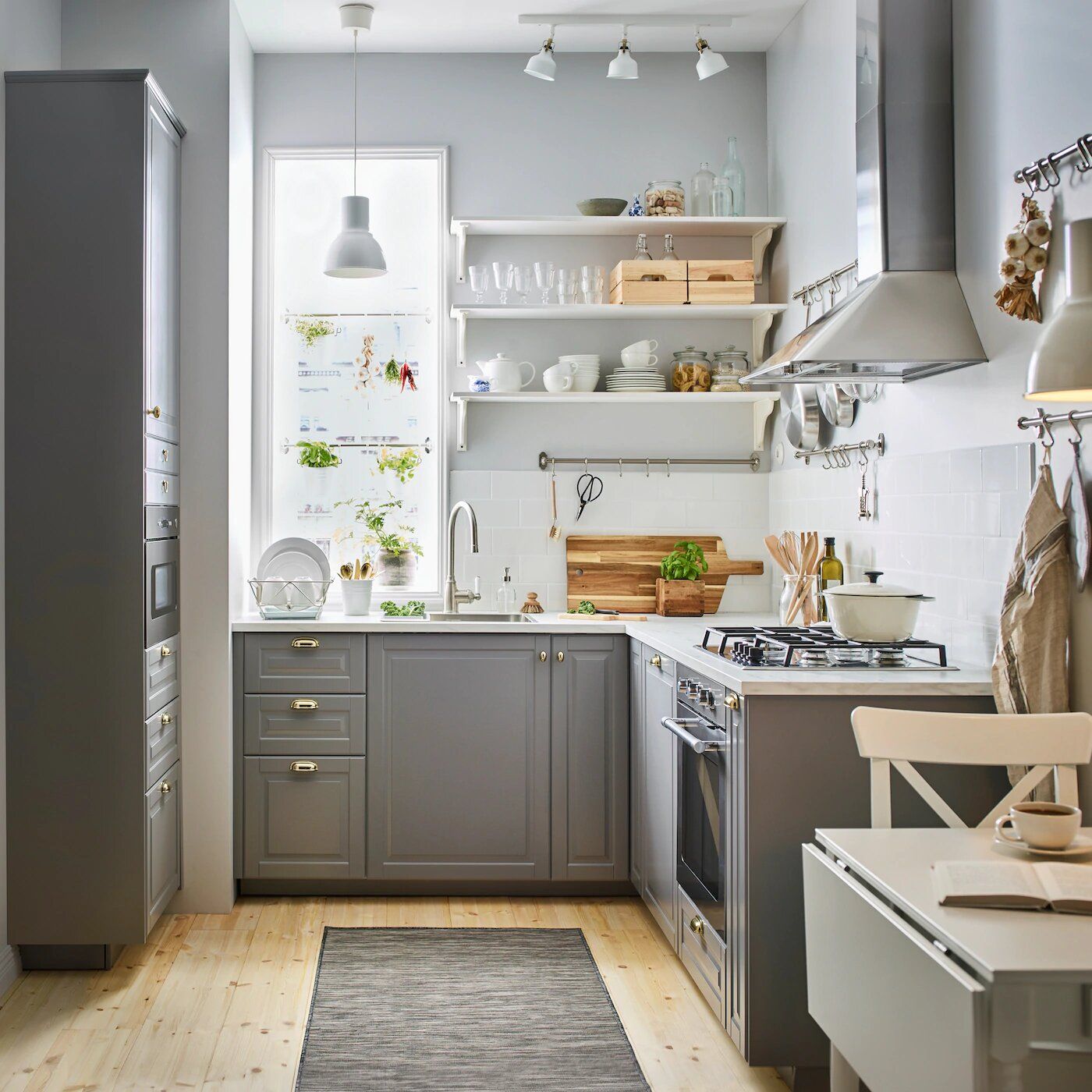 Dapur kecil tetap bisa kamu kreasikan sedemikian rupa agar menjadi dapur yang cantik dan elegan.