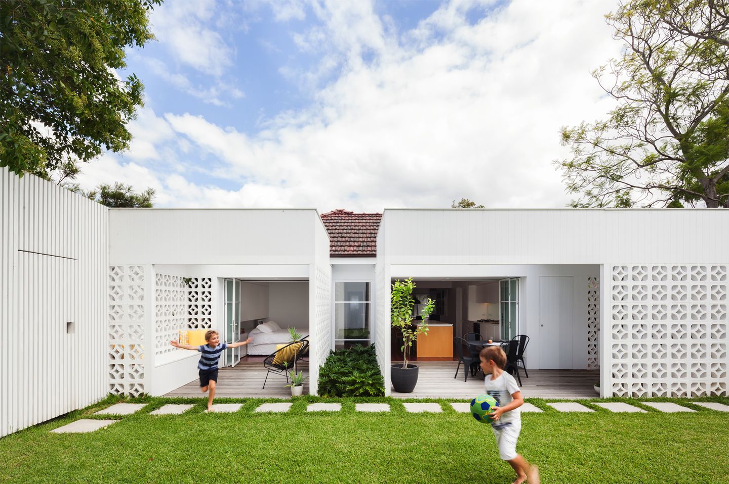 Roster berwarna putih dengan motif simpel bisa menjadi bagian dari fasad rumah minimalis.