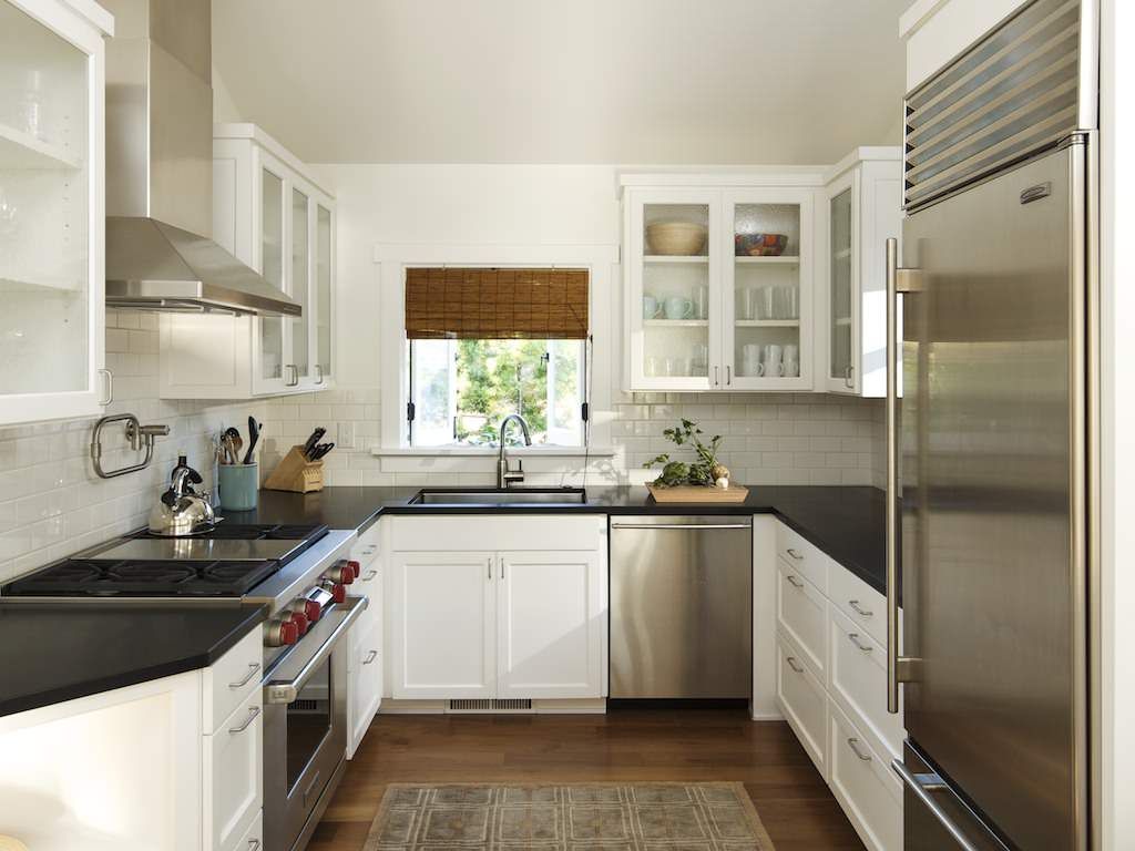 Dapur berbentuk U memiliki lebih banyak ruang untuk menyimpan peralatan serta membuat proses memasak lebih efisien dan cepat.