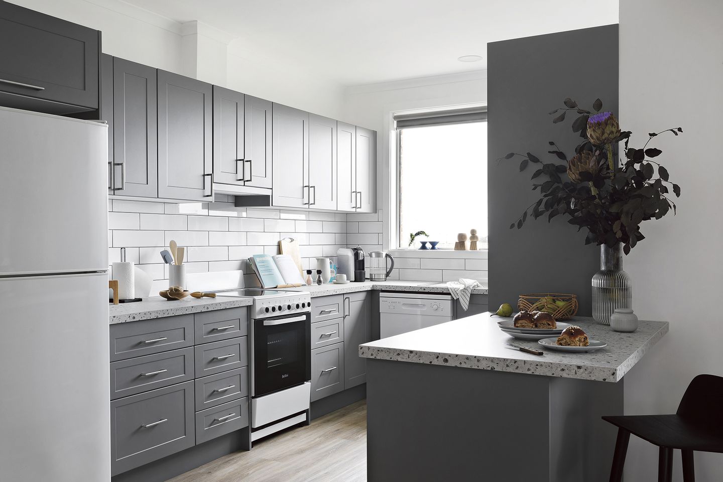 Perpaduan kitchen set warna abu-abu pada desain dapur minimalis 3x2 membuat dapur tarasa lebih luas.