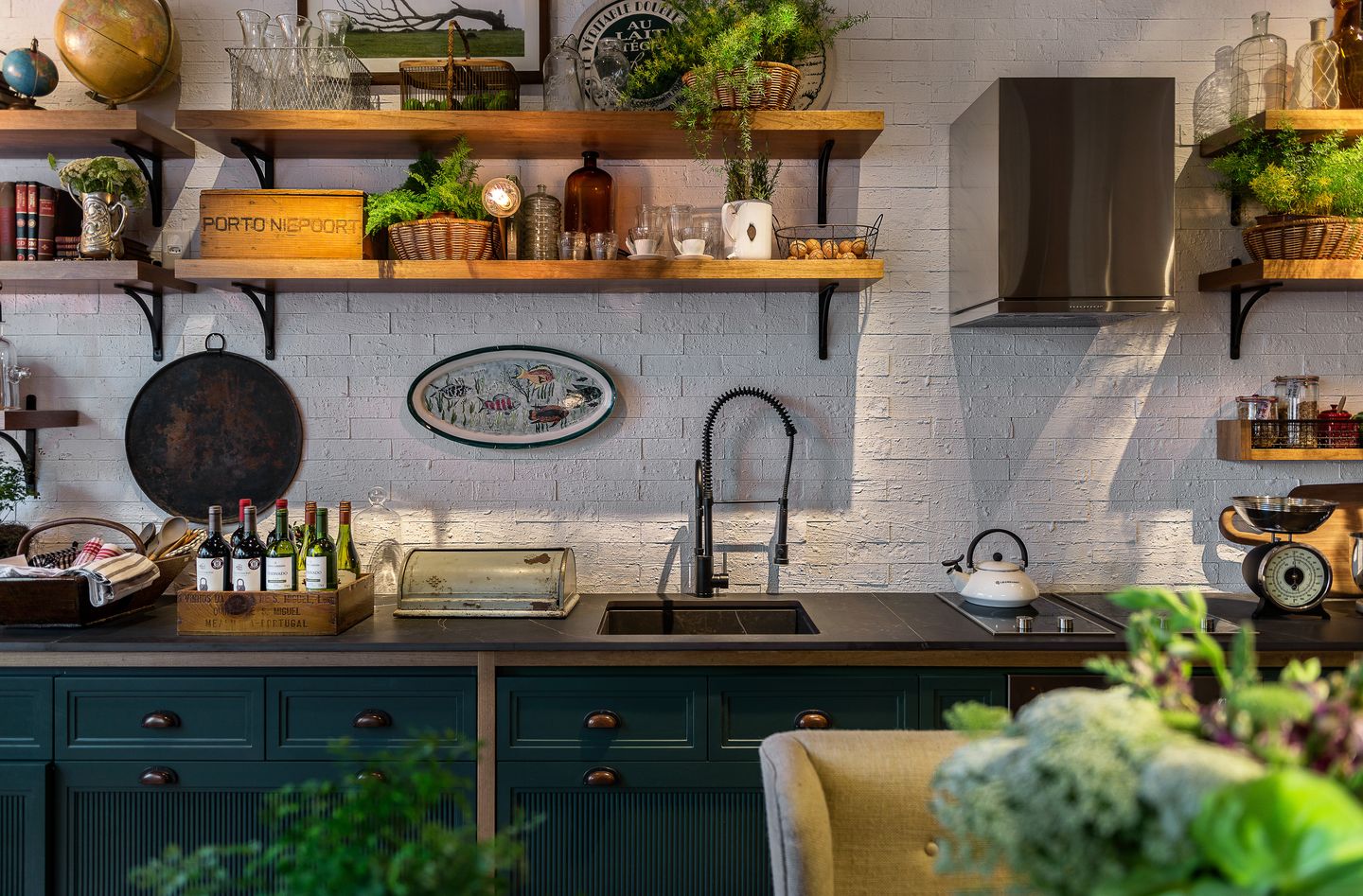 Dapur minimalis 3x2 konsep tradisional alam menghadirkan warna-warna yang berkaitan dengan alam.