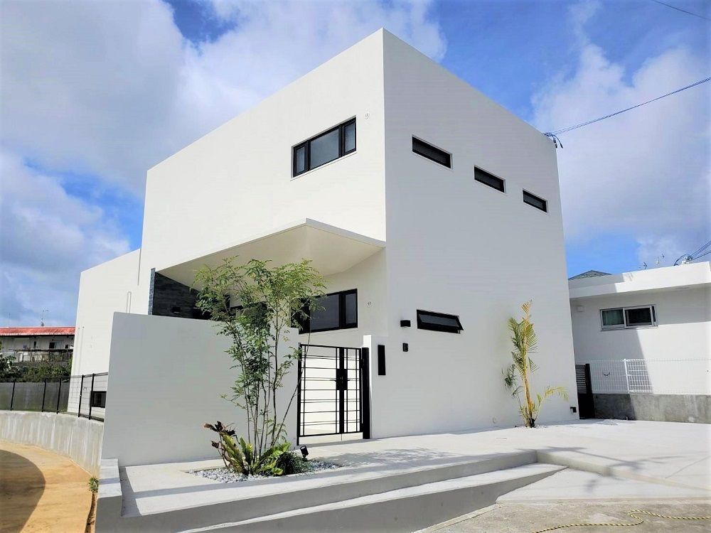 Rumah bisa dibuat seolah bertumpuk sehingga tampilannya lebih kontras daripada bangunan di sekitarnya.