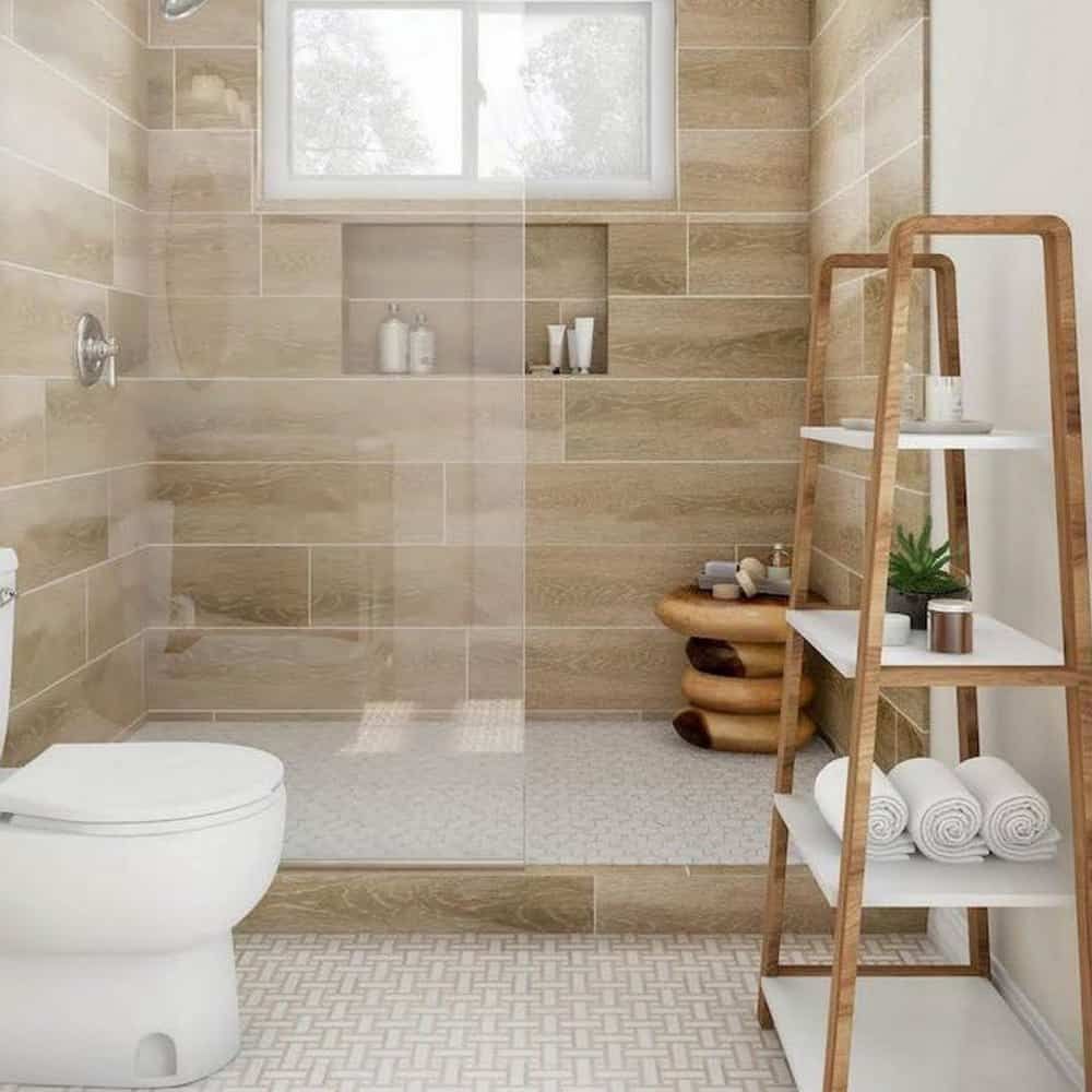 Kamar mandi yang estetis bisa kamu wujudkan dengan mengombinasikan lebih dari satu warna dan jenis keramik.